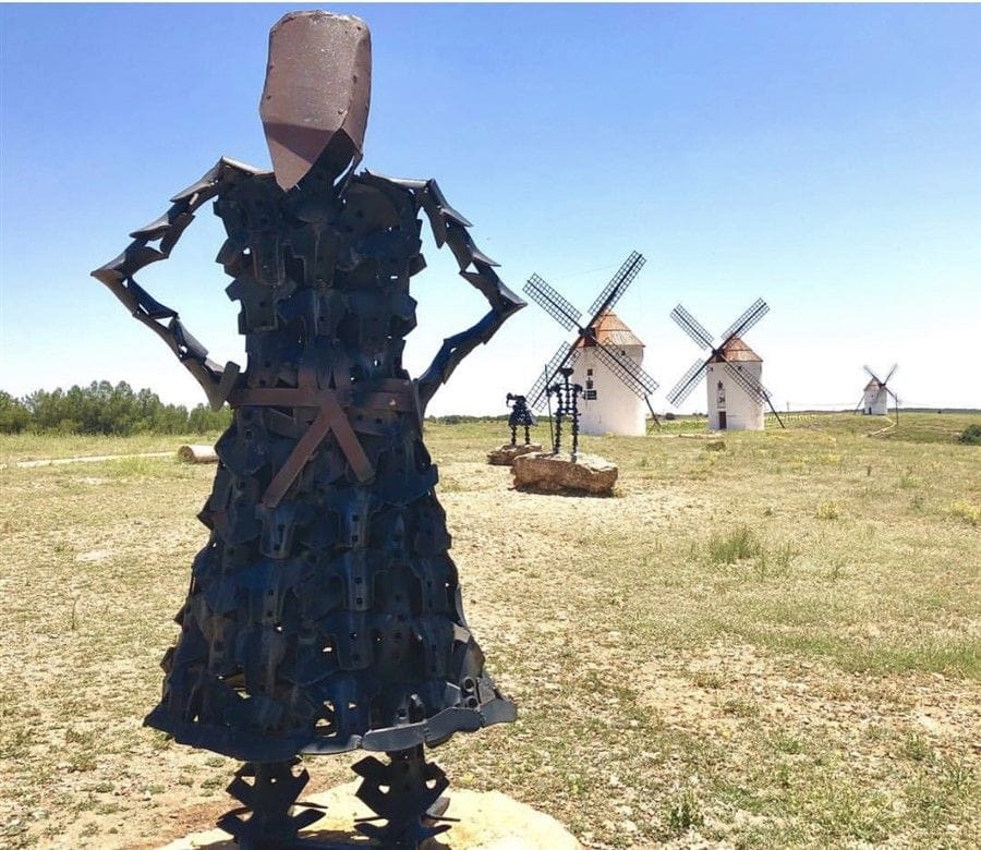 Dulcinea looking at Don Quijote in the windmills